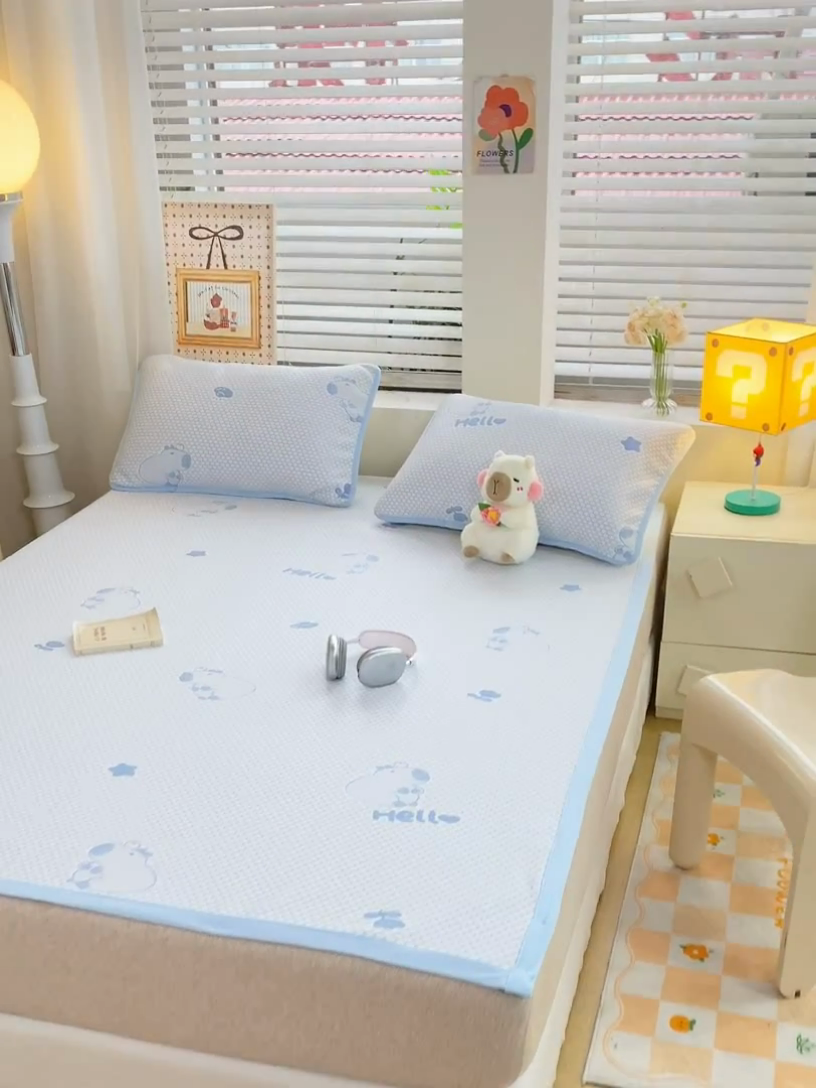 91家纺网 家纺一手货源 找家纺 春寻家纺 2025新款冰豆豆冰丝凉席-卡皮巴拉系列 床单款-卡皮巴拉-蓝