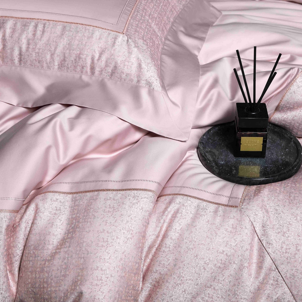 91家纺网 家纺一手货源 找家纺 榻尚家居 2025新款120支长绒棉纯棉贡缎色织提花四件套-香榭丽 香榭丽  粉