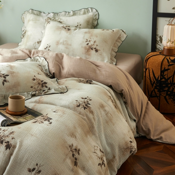 91家纺网 家纺一手货源 找家纺 安莱生活 2025新款全棉精梳棉双层纱绉纱数码印花四件套 云屿间-咖