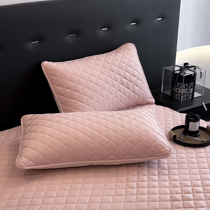 91家纺网 家纺一手货源 找家纺 叠派家纺 2025新款5A抗菌A类夹棉床笠经典款防水款系列 山茶粉-小格子经典款