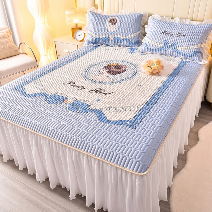 91家纺网 家纺一手货源 找家纺 炫拼家纺 2025新款凉感丝印花床裙款乳胶凉席三件套 艾莉公主