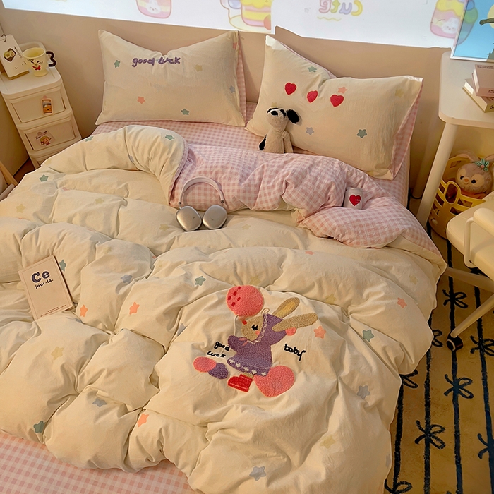 91家纺网 家纺一手货源 找家纺 2025新款专版高克重超萌卡通格子双拼毛巾绣软糯糯水洗棉四件套（场景二） 星星兔