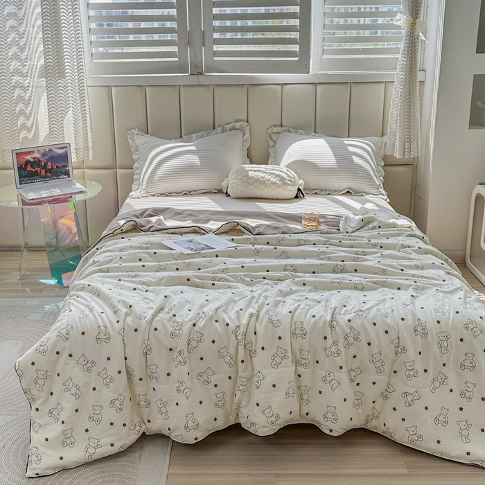 91家纺网 家纺一手货源 找家纺 富艺隆 2025新款A类水洗棉双层纱夏被水洗棉麻空调被直播爆款大豆夏被 小熊院长