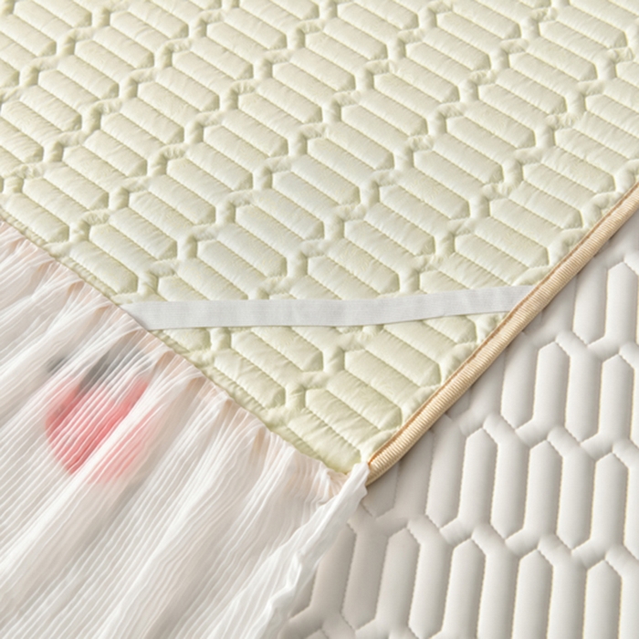 91家纺网 家纺一手货源 找家纺 炫拼家纺 2025新款凉感丝印花床裙款乳胶凉席三件套 草莓园