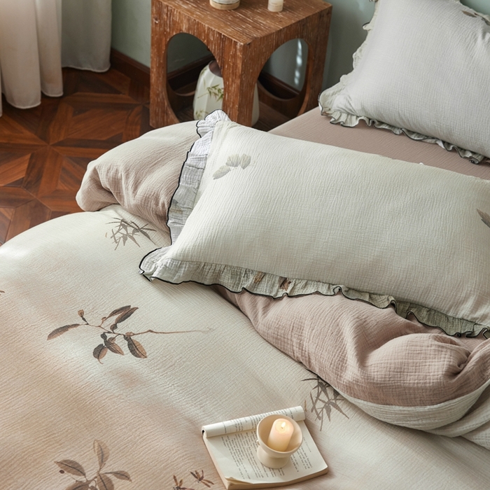 91家纺网 家纺一手货源 找家纺 安莱生活 2025新款全棉精梳棉双层纱绉纱数码印花四件套 烟雨江南-咖