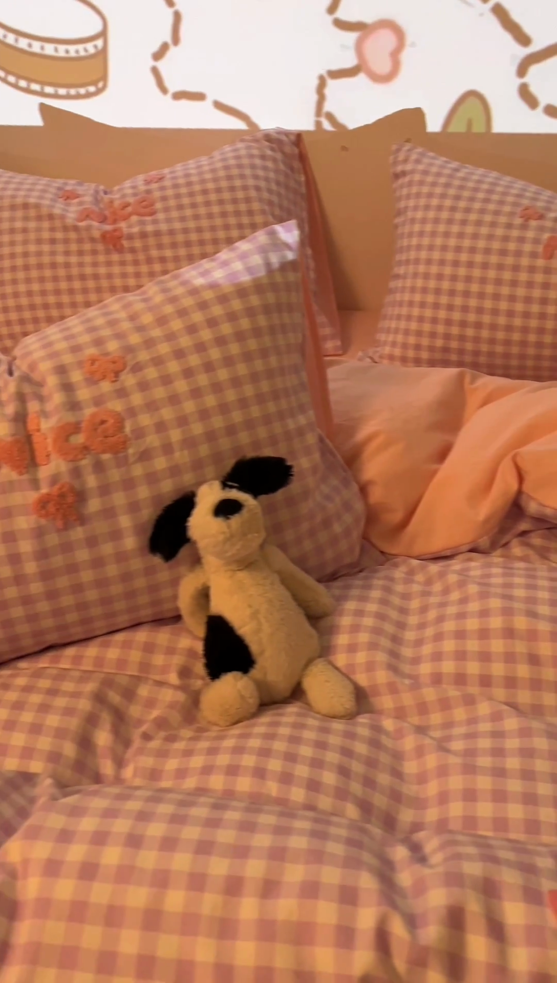 91家纺网 家纺一手货源 找家纺 2025新款专版高克重超萌卡通格子双拼毛巾绣软糯糯水洗棉四件套（场景二） 蝴蝶结羊驼