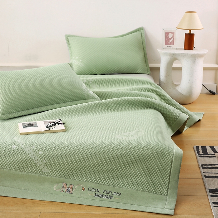 91家纺网 家纺一手货源 找家纺 尚品凤凰 2025新款小清新凉感超柔冰豆席凉席平铺款床笠款 飘羽-浅绿