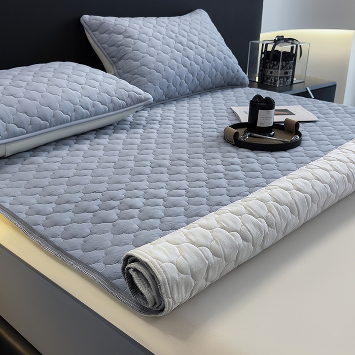 91家纺网 家纺一手货源 找家纺 叠派家纺 2025新款5A抗菌A类夹棉床笠经典款防水款系列 灰蓝-梅花经典款