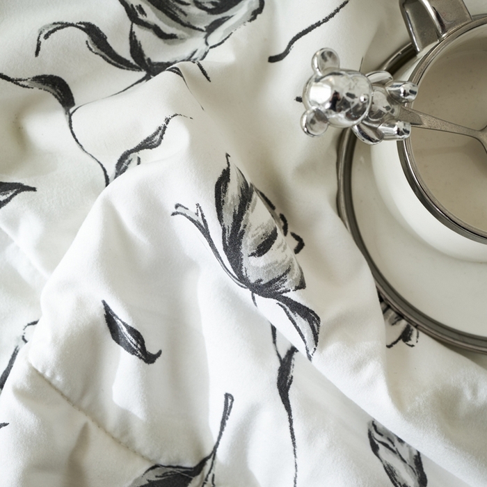 91家纺网 家纺一手货源 找家纺 蝶帕家纺 2025新款法式赫本风韩版花边床盖款夏被四件套 水墨玫瑰