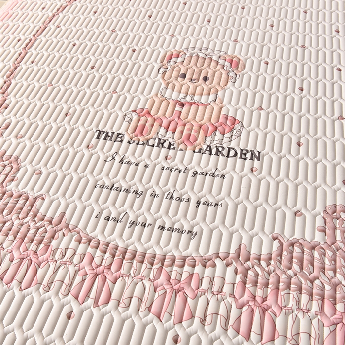 91家纺网 家纺一手货源 找家纺 炫拼家纺 2025新款凉感丝印花床裙款乳胶凉席三件套 爱丽丝小熊