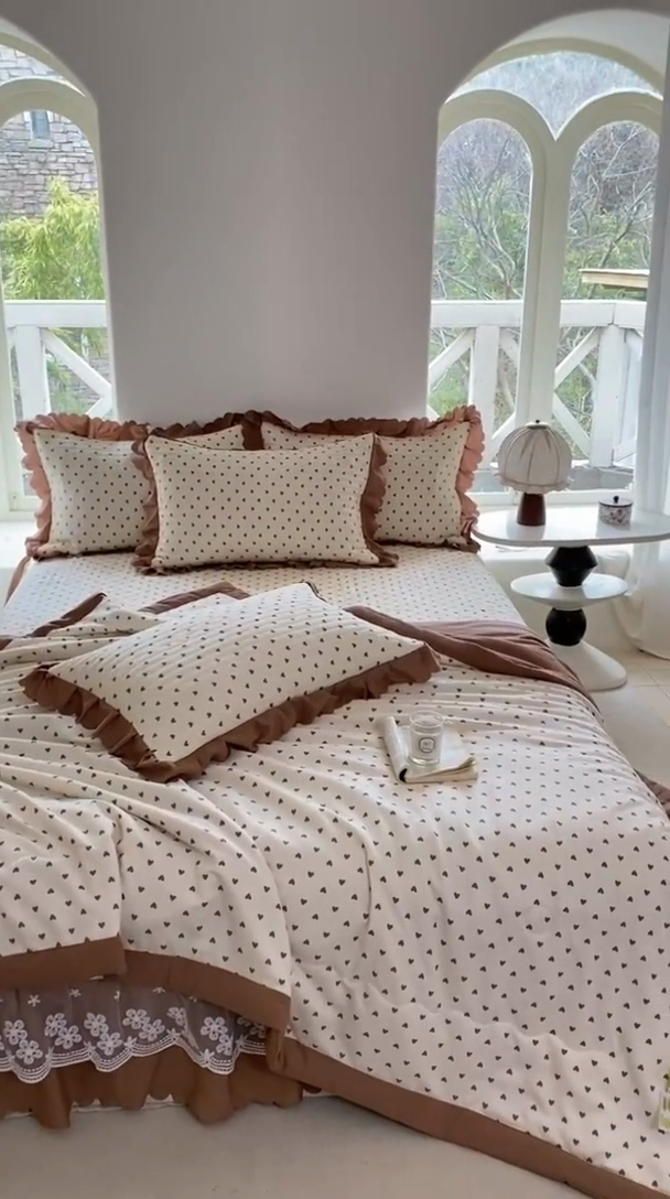 91家纺网 家纺一手货源 找家纺 2025新款直播热款A类针织棉双层纱床盖款夏被四件套 小心心咖