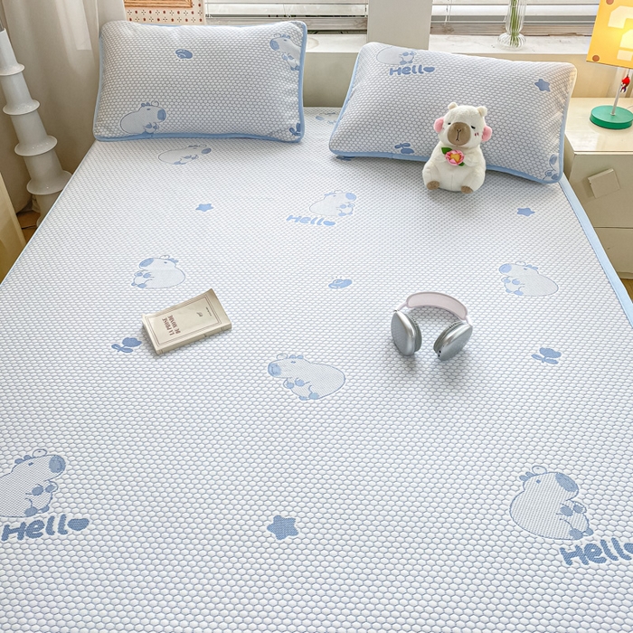 91家纺网 家纺一手货源 找家纺 春寻家纺 2025新款冰豆豆冰丝凉席-卡皮巴拉系列 床单款-卡皮巴拉-蓝