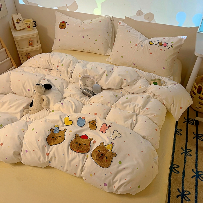 91家纺网 家纺一手货源 找家纺 2025新款专版高克重超萌卡通格子双拼毛巾绣软糯糯水洗棉四件套（场景二） 糖果卡皮巴拉