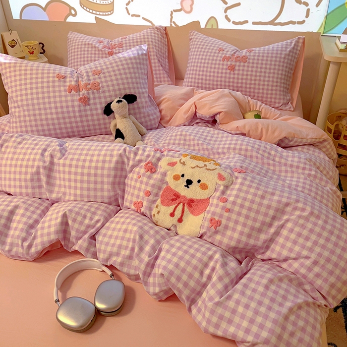 91家纺网 家纺一手货源 找家纺 2025新款专版高克重超萌卡通格子双拼毛巾绣软糯糯水洗棉四件套（场景二） 蝴蝶结羊驼