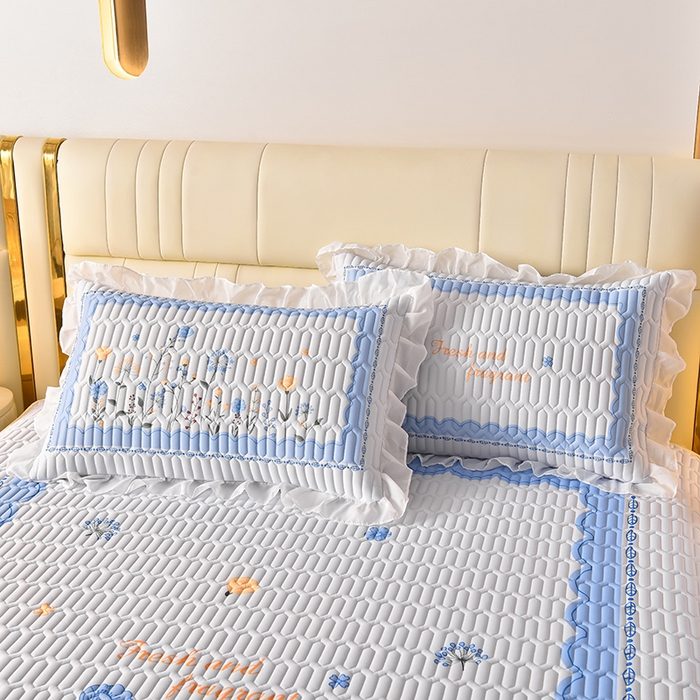 91家纺网 家纺一手货源 找家纺 炫拼家纺 2025新款凉感丝印花床裙款乳胶凉席三件套 夏薇花