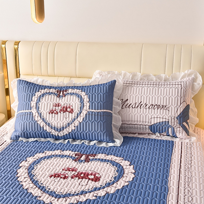 91家纺网 家纺一手货源 找家纺 炫拼家纺 2025新款凉感丝印花床裙款乳胶凉席三件套 倾城之恋