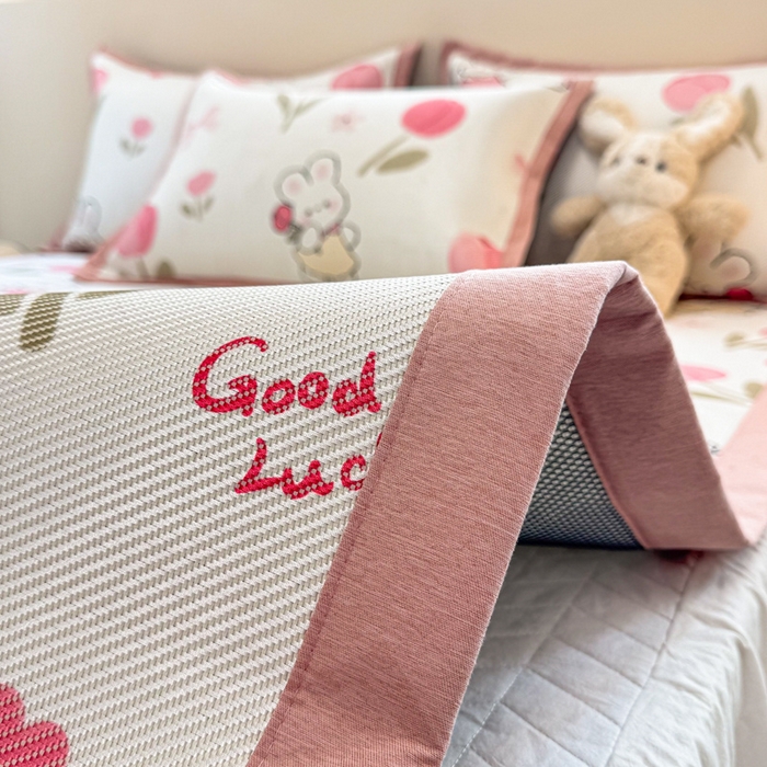 91家纺网 家纺一手货源 找家纺 2025新款懒猫600D数码印花冰藤凉席 花朵粉兔