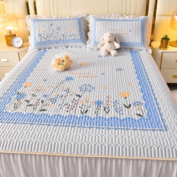 91家纺网 家纺一手货源 找家纺 炫拼家纺 2025新款凉感丝印花床裙款乳胶凉席三件套 夏薇花