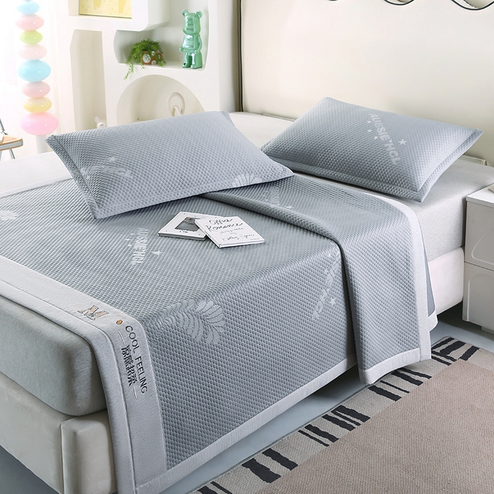 91家纺网 家纺一手货源 找家纺 尚品凤凰 2025新款小清新凉感超柔冰豆席凉席平铺款床笠款 飘羽-灰