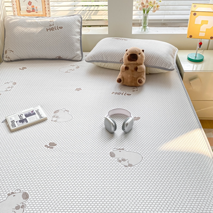 91家纺网 家纺一手货源 找家纺 春寻家纺 2025新款冰豆豆冰丝凉席-卡皮巴拉系列 床笠款-卡皮巴拉-咖