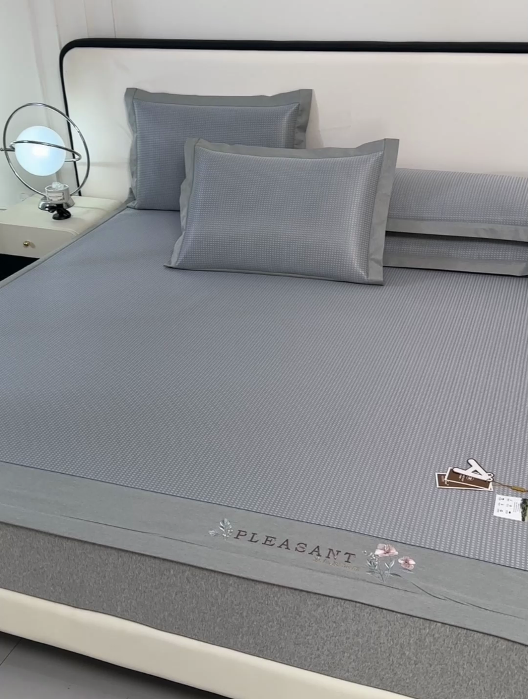 91家纺网 家纺一手货源 找家纺 小牛席业 2025新款华夫格-鲜花清凉冰丝席凉席席子系列 灰色