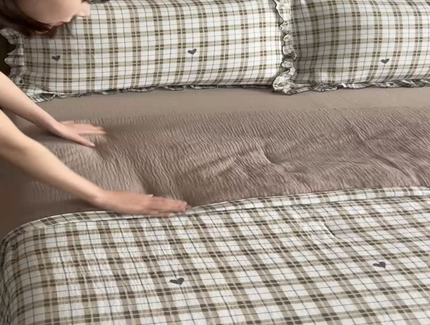 91家纺网 家纺一手货源 找家纺 安莱生活 2025新款全棉精梳棉双层纱绉纱数码印花夏凉被 海派甜心-卡其  夏被