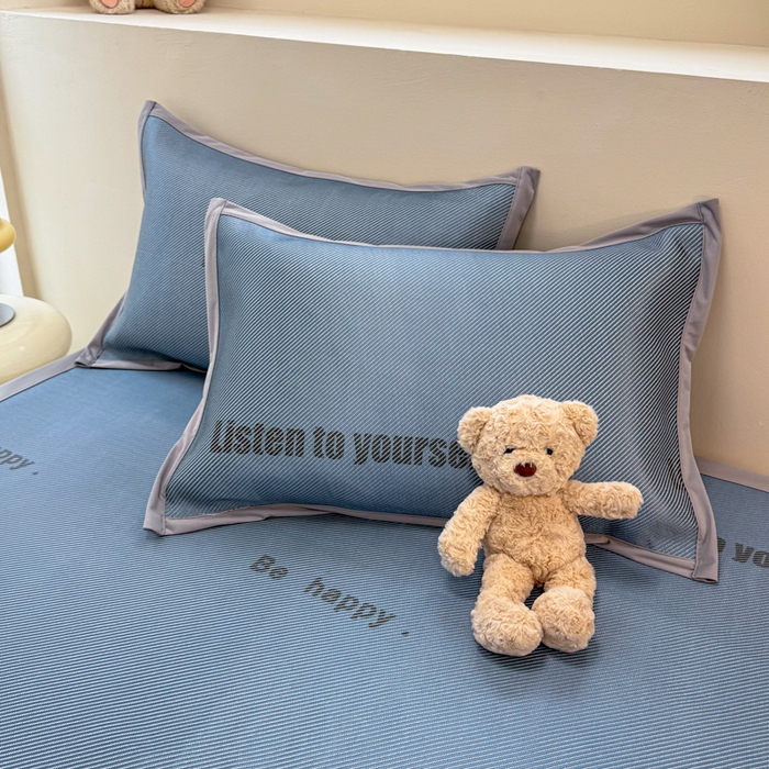 91家纺网 家纺一手货源 找家纺 2025新款懒猫600D数码印花冰藤凉席 简约生活