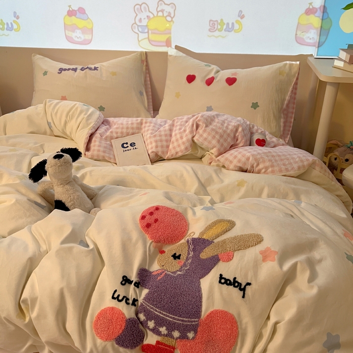 91家纺网 家纺一手货源 找家纺 2025新款专版高克重超萌卡通格子双拼毛巾绣软糯糯水洗棉四件套（场景二） 星星兔