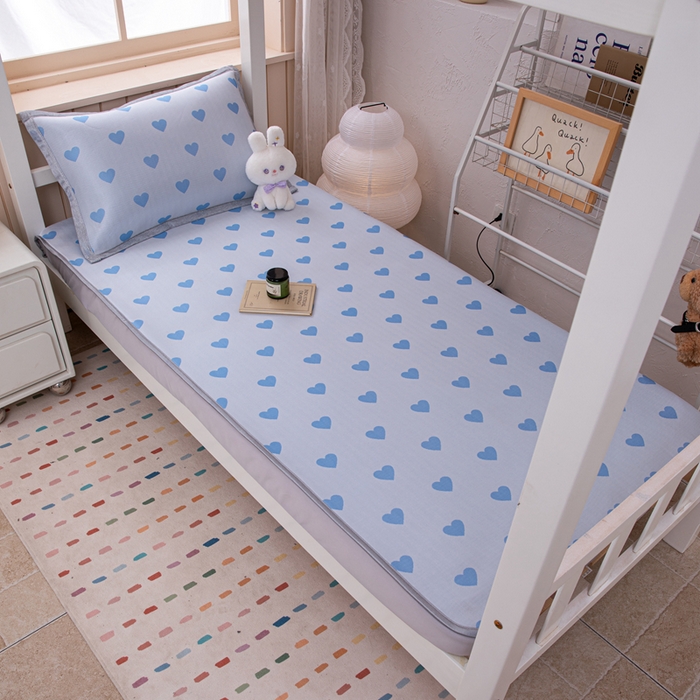 91家纺网 家纺一手货源 找家纺 凌云家纺  2025新款提花凉感冰丝席床笠款三明治凉席三件套 甜心-蓝