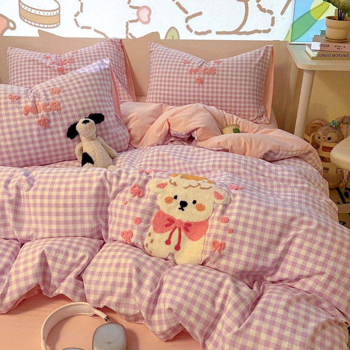 91家纺网 家纺一手货源 找家纺 2025新款专版高克重超萌卡通格子双拼毛巾绣软糯糯水洗棉四件套（场景二） 蝴蝶结羊驼