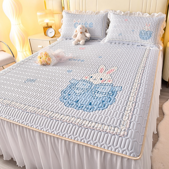 91家纺网 家纺一手货源 找家纺 炫拼家纺 2025新款凉感丝印花床裙款乳胶凉席三件套 芭比兔