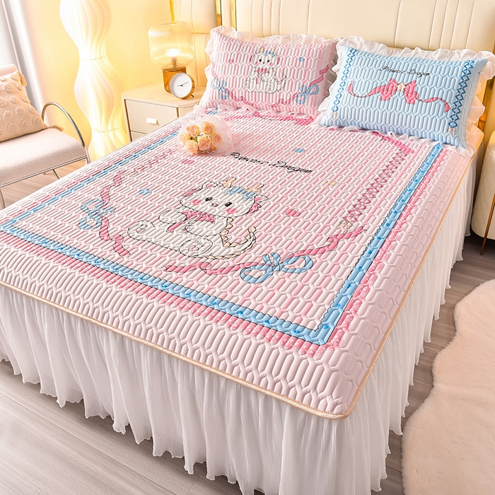 91家纺网 家纺一手货源 找家纺 炫拼家纺 2025新款凉感丝印花床裙款乳胶凉席三件套 美美龙