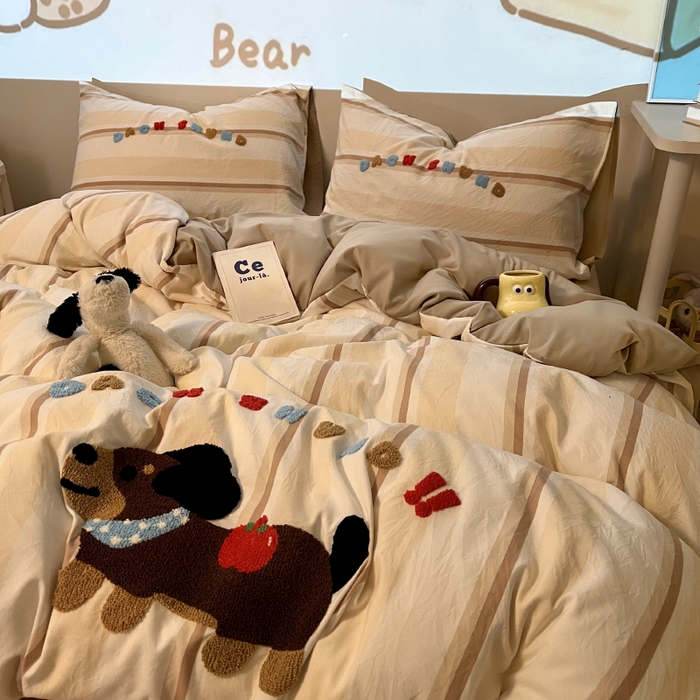 91家纺网 家纺一手货源 找家纺 2025新款专版高克重超萌卡通格子双拼毛巾绣软糯糯水洗棉四件套（场景二） 腊肠狗狗