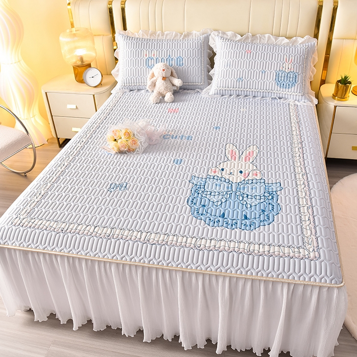 91家纺网 家纺一手货源 找家纺 炫拼家纺 2025新款凉感丝印花床裙款乳胶凉席三件套 芭比兔