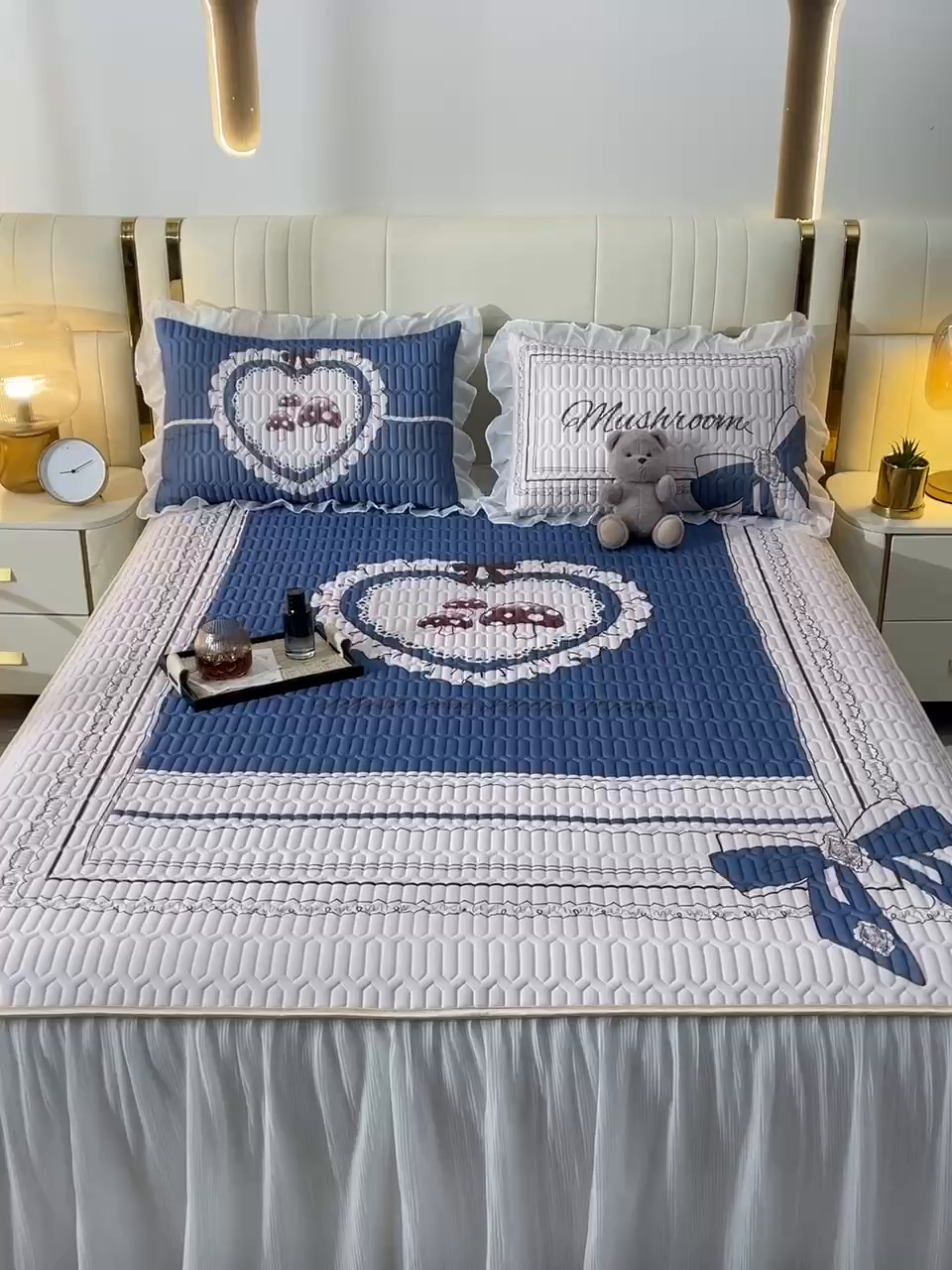 91家纺网 家纺一手货源 找家纺 炫拼家纺 2025新款凉感丝印花床裙款乳胶凉席三件套 倾城之恋