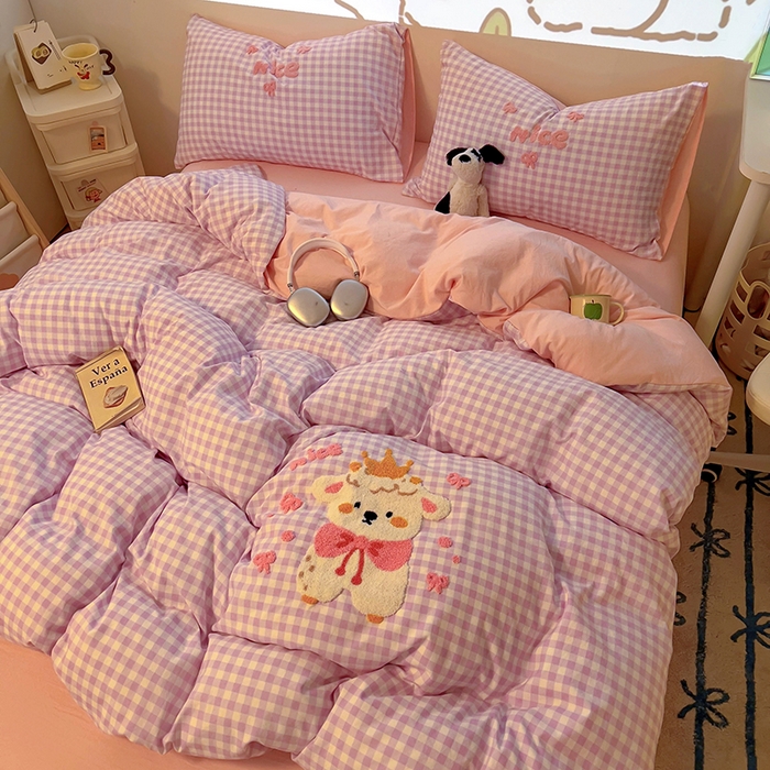 91家纺网 家纺一手货源 找家纺 2025新款专版高克重超萌卡通格子双拼毛巾绣软糯糯水洗棉四件套（场景二） 蝴蝶结羊驼