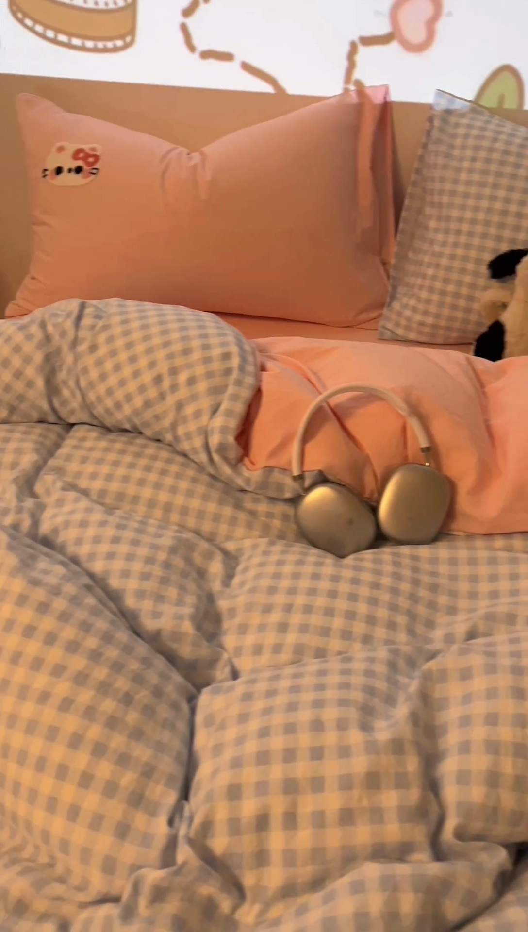 91家纺网 家纺一手货源 找家纺 2025新款专版高克重超萌卡通格子双拼毛巾绣软糯糯水洗棉四件套（场景二） 冰淇淋kt