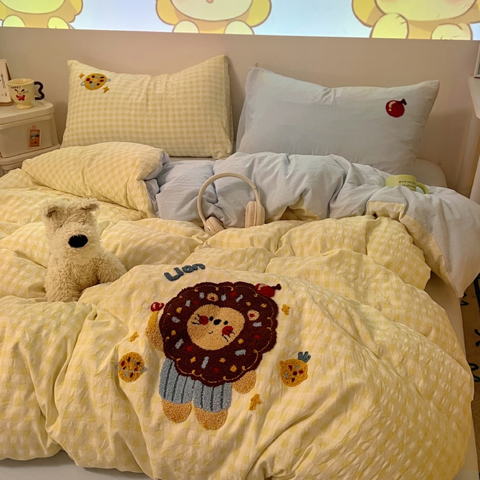 91家纺网 家纺一手货源 找家纺 2025新款专版高克重超萌卡通格子双拼毛巾绣软糯糯水洗棉四件套（场景二） 狮子饼干