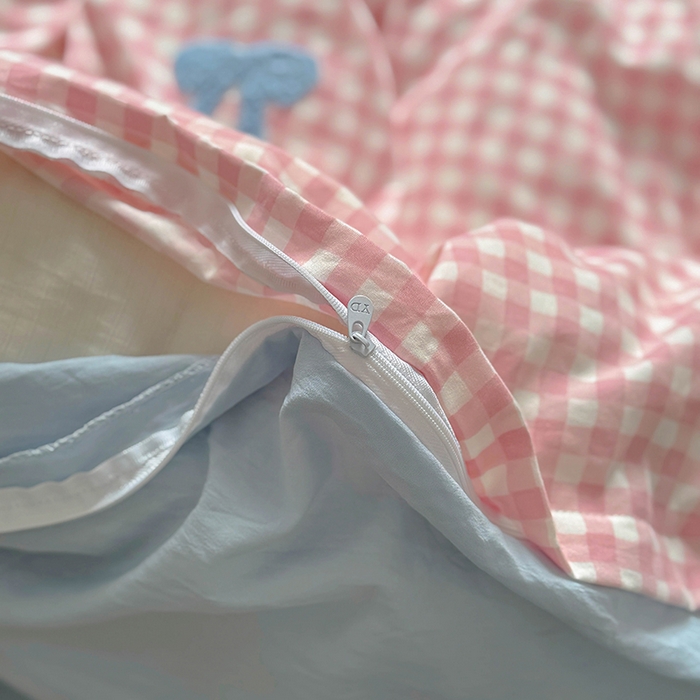 91家纺网 家纺一手货源 找家纺 耀达家居 2025新款A类水洗棉毛巾绣四件套 粉格腊肠狗