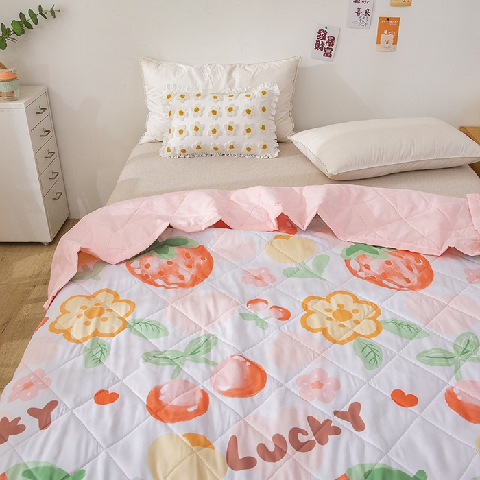 91家纺网 家纺一手货源 找家纺 富艺隆 2025新款超声波亲肤绒夏被夏凉被直播爆款超声波夏被空调被 草莓物语