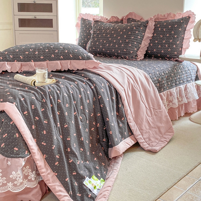 91家纺网 家纺一手货源 找家纺 2025新款直播热款A类针织棉双层纱床盖款夏被四件套 樱桃