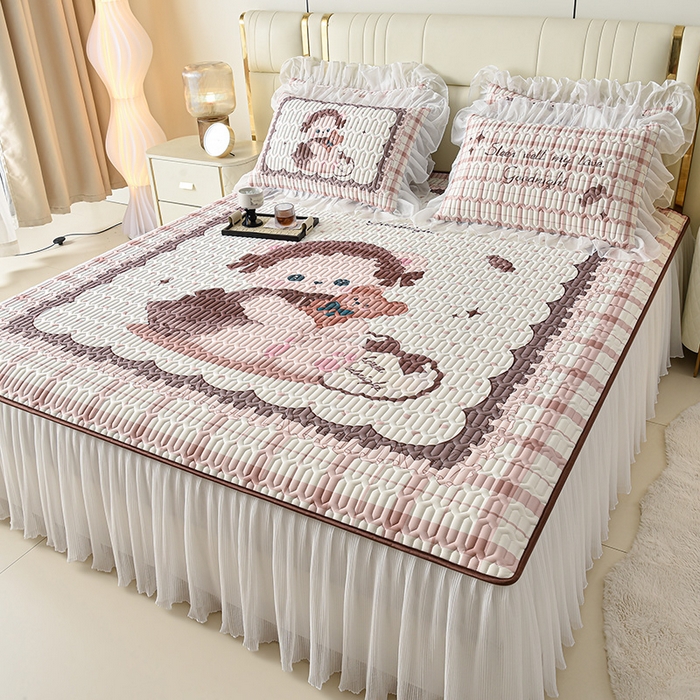 91家纺网 家纺一手货源 找家纺 炫拼家纺 2025新款凉感丝印花床裙款乳胶凉席三件套 可可熊