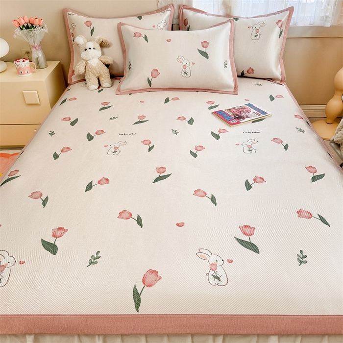 91家纺网 家纺一手货源 找家纺 2025新款懒猫600D数码印花冰藤凉席 花田小兔