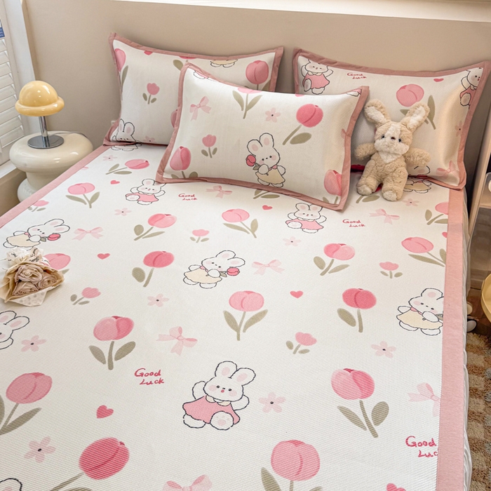 91家纺网 家纺一手货源 找家纺 2025新款懒猫600D数码印花冰藤凉席 花朵粉兔