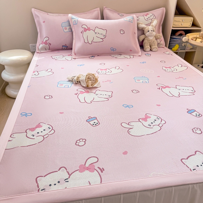 91家纺网 家纺一手货源 找家纺 2025新款懒猫600D数码印花冰藤凉席 奶茶猫咪