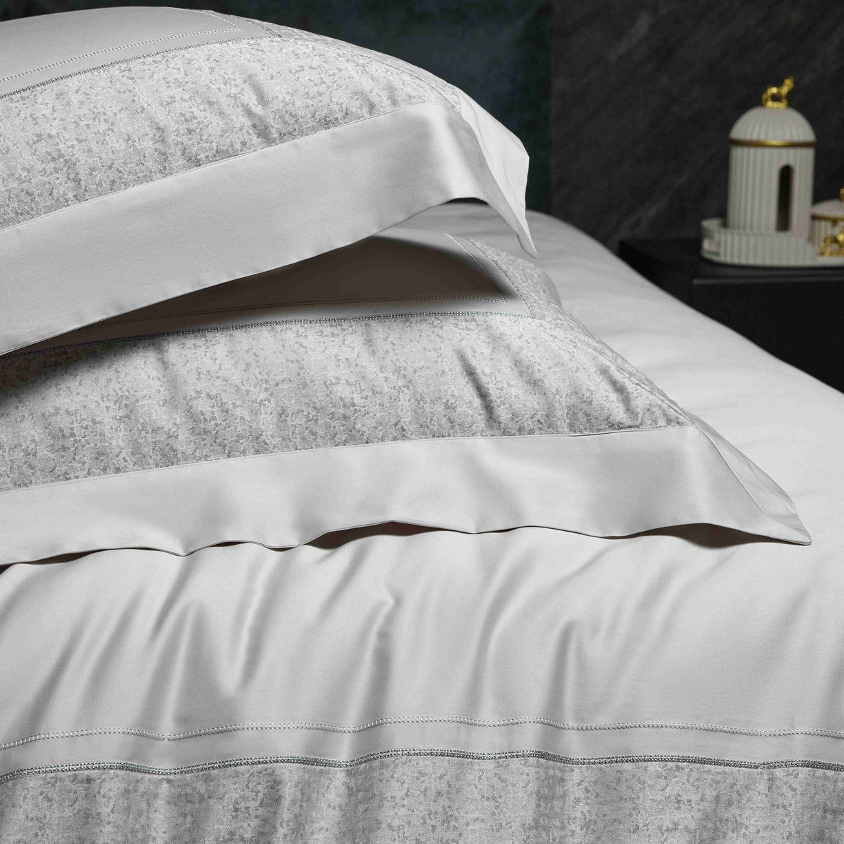 91家纺网 家纺一手货源 找家纺 榻尚家居 2025新款120支长绒棉纯棉贡缎色织提花四件套-香榭丽 香榭丽 灰