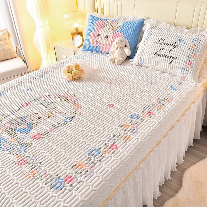 91家纺网 家纺一手货源 找家纺 炫拼家纺 2025新款凉感丝印花床裙款乳胶凉席三件套 彼得花园