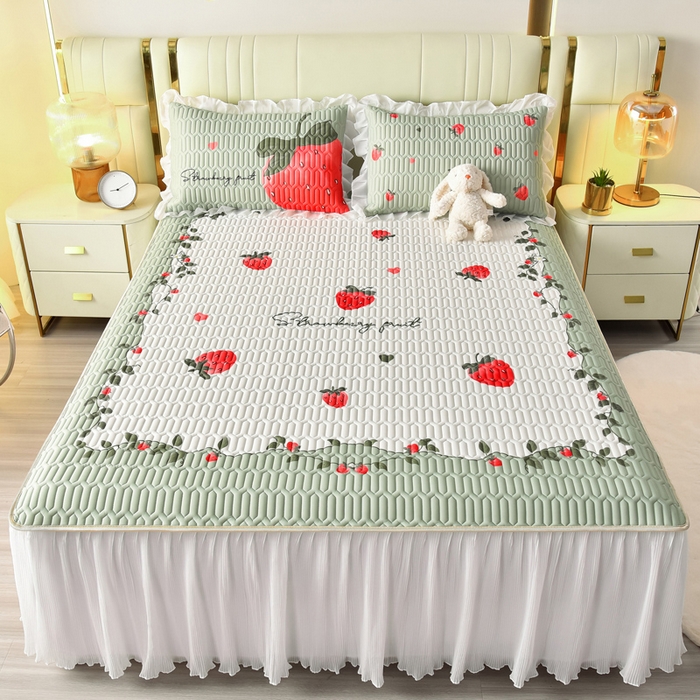 91家纺网 家纺一手货源 找家纺 炫拼家纺 2025新款凉感丝印花床裙款乳胶凉席三件套 草莓园