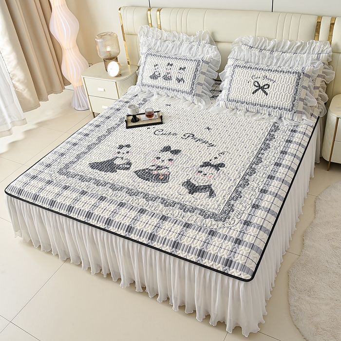 91家纺网 家纺一手货源 找家纺 炫拼家纺 2025新款凉感丝印花床裙款乳胶凉席三件套 玛丽狗