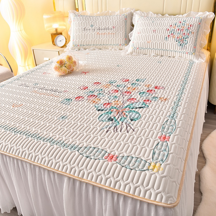 91家纺网 家纺一手货源 找家纺 炫拼家纺 2025新款凉感丝印花床裙款乳胶凉席三件套 蓝铃花